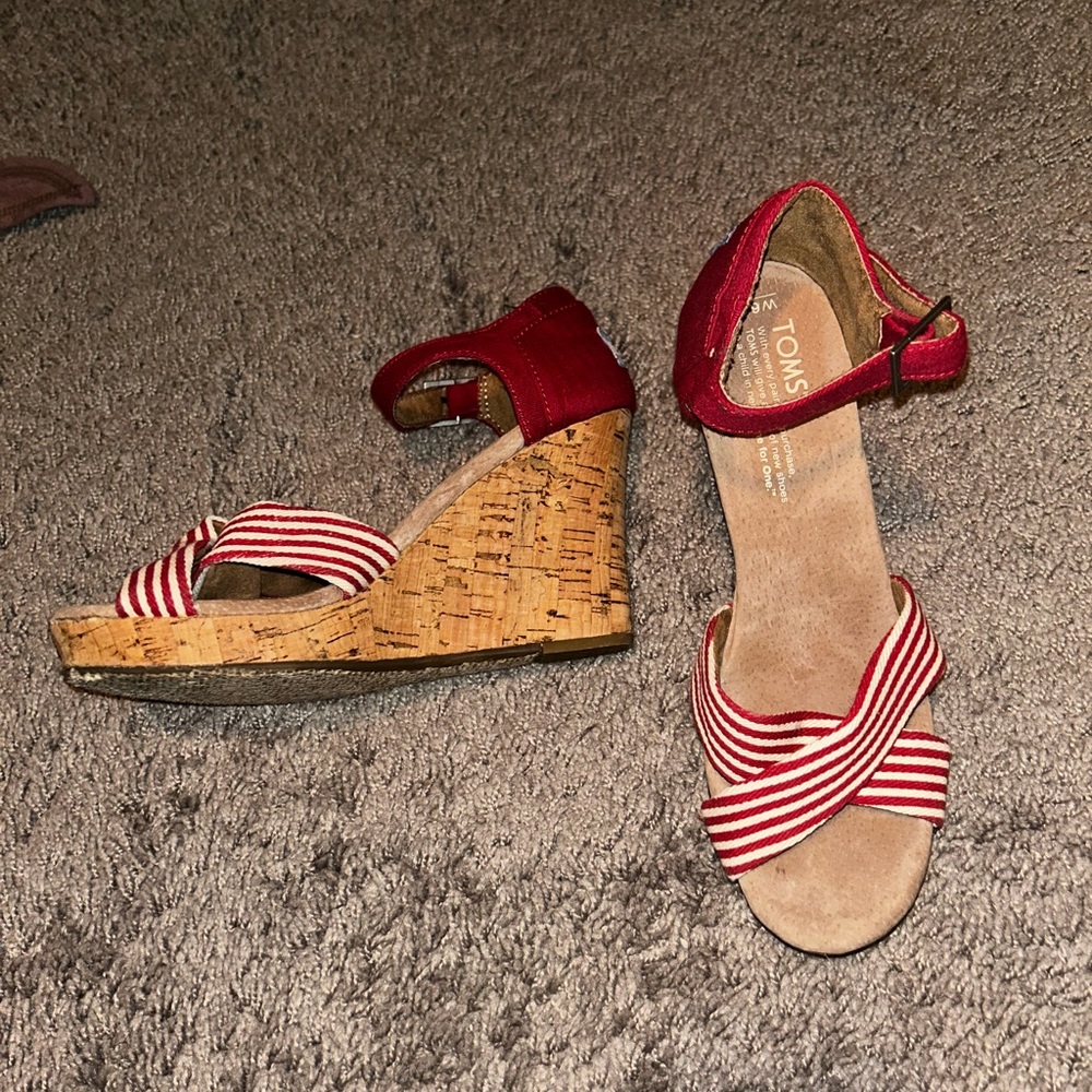 TOMS beachy 2000s heel